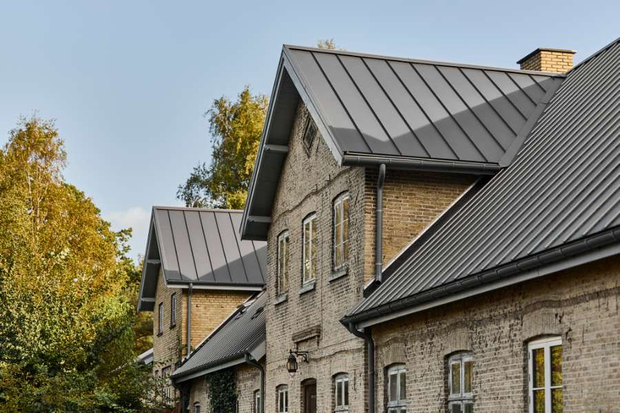 Geschwindigkeit beim renovierten Herrenhaus in Faxe mit neuem Stahldach, Feddet 27, 4640 Faxe, Dänemark